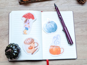 sticker d'automne format paysage avec les stickers courge bleue, fille au parapluie, pumpkin spice latte et tasse citrouille
