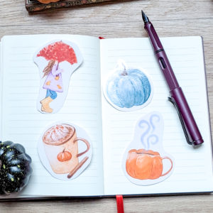 sticker d'automne format paysage avec les stickers courge bleue, fille au parapluie, pumpkin spice latte et tasse citrouille