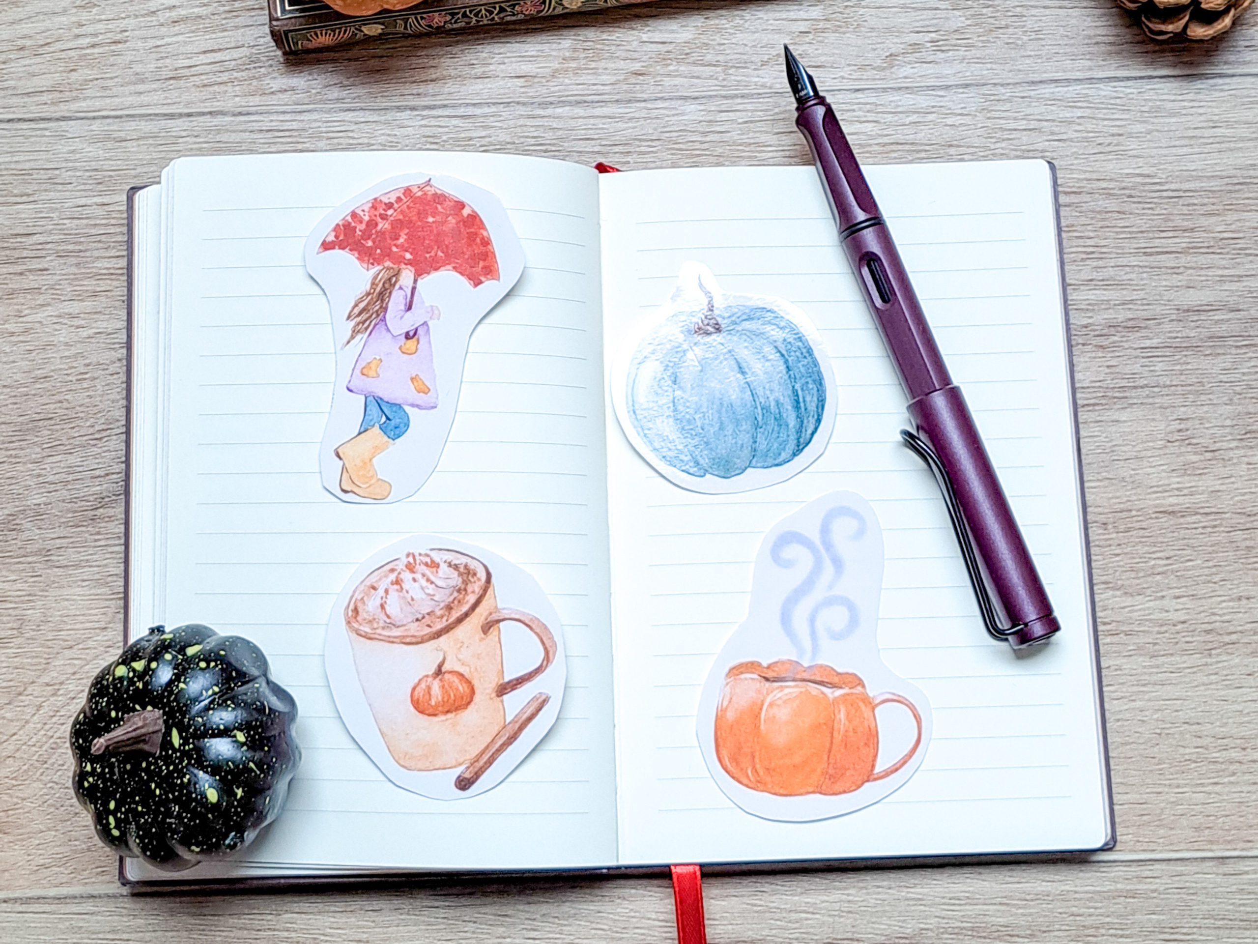 sticker d'automne format paysage avec les stickers courge bleue, fille au parapluie, pumpkin spice latte et tasse citrouille