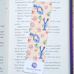 Marque-page sur lequel figurent des homards bleus de Bretagne à l'aquarelle et des coquillages