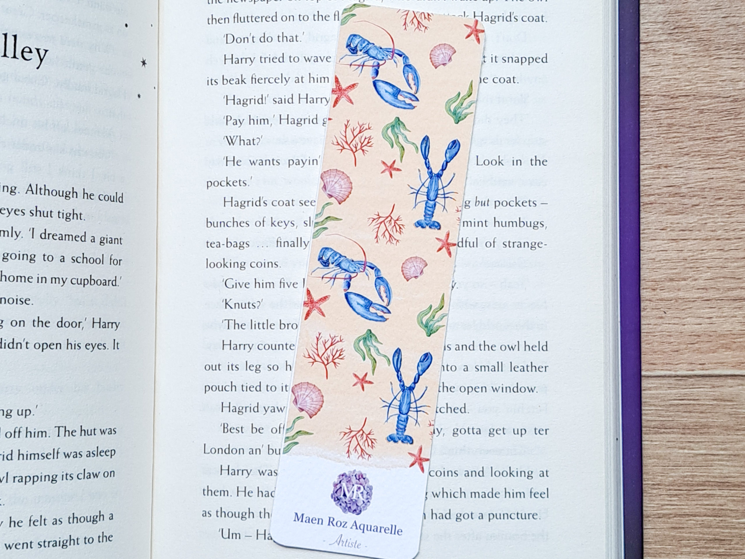 Marque-page sur lequel figurent des homards bleus de Bretagne à l'aquarelle et des coquillages